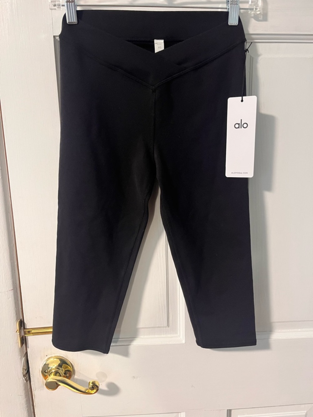 ALO Yoga Black V-Waist Capri Leggings -